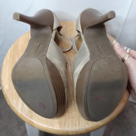 Charming Charlie tan platform peep toe heels - Picture 8 of 10